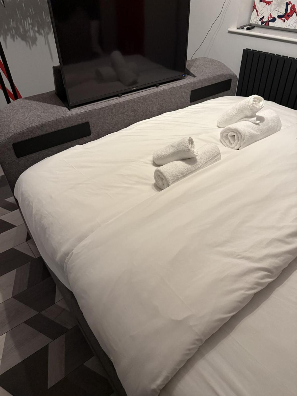 Beautiful 5 Bedroom Home Sleeps 12 People In Manchester Bagian luar foto