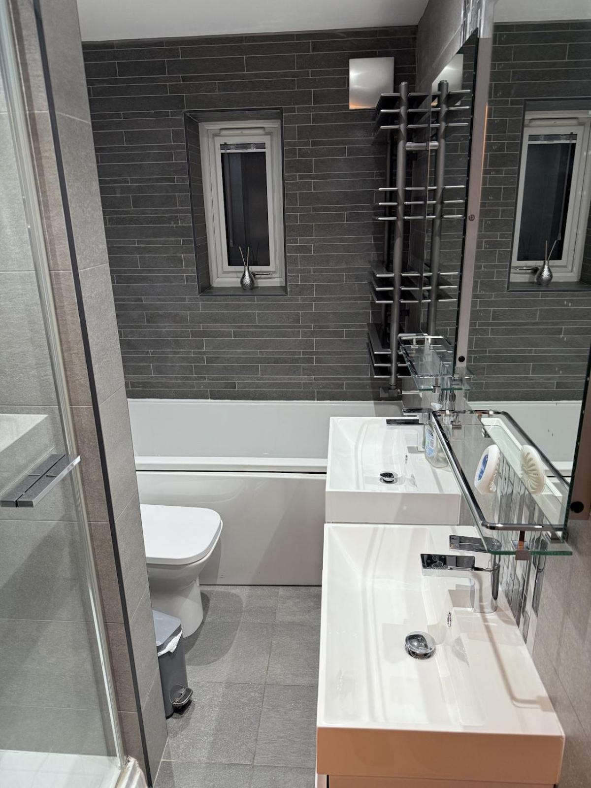 Beautiful 5 Bedroom Home Sleeps 12 People In Manchester Bagian luar foto