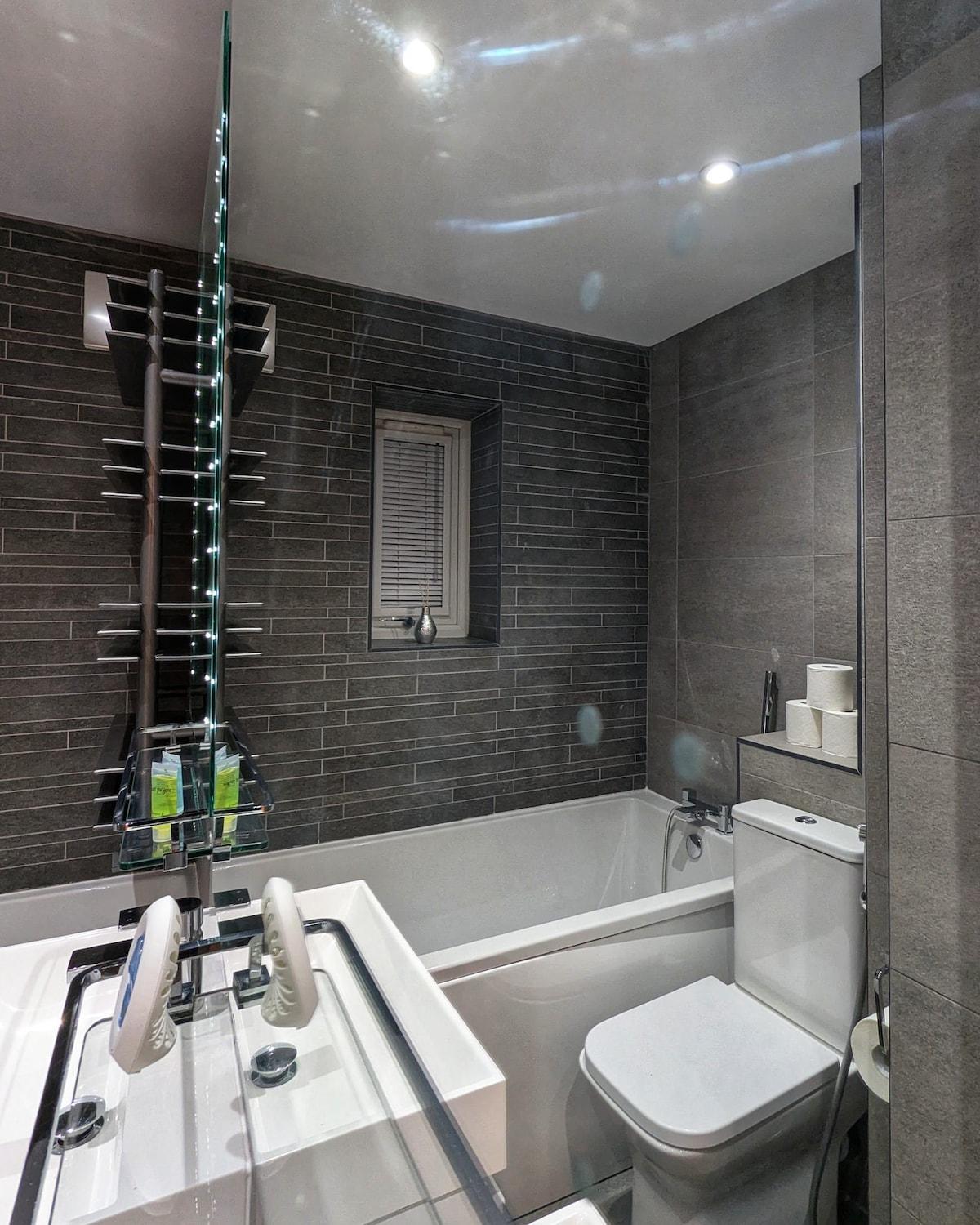 Beautiful 5 Bedroom Home Sleeps 12 People In Manchester Bagian luar foto