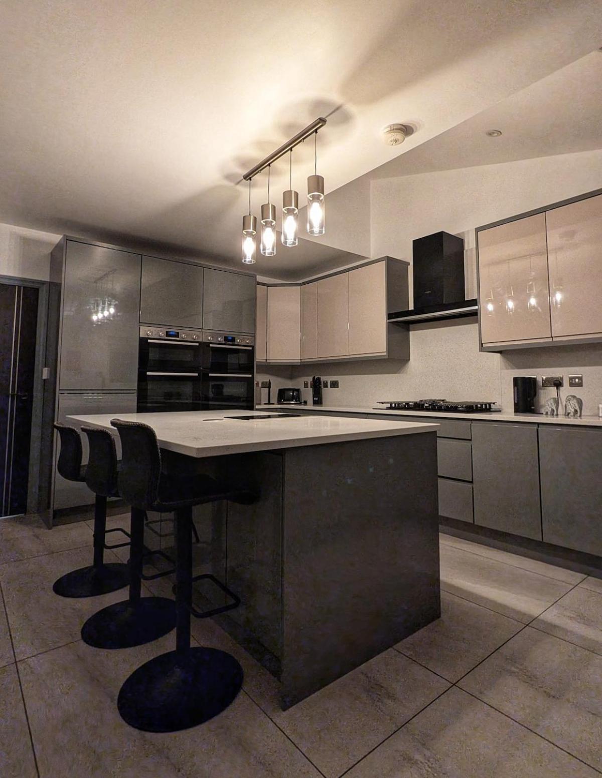 Beautiful 5 Bedroom Home Sleeps 12 People In Manchester Bagian luar foto