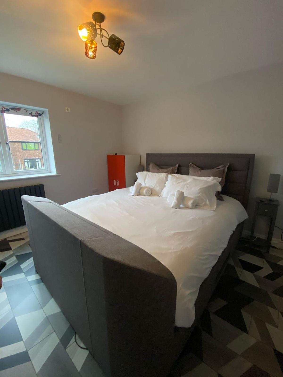 Beautiful 5 Bedroom Home Sleeps 12 People In Manchester Bagian luar foto