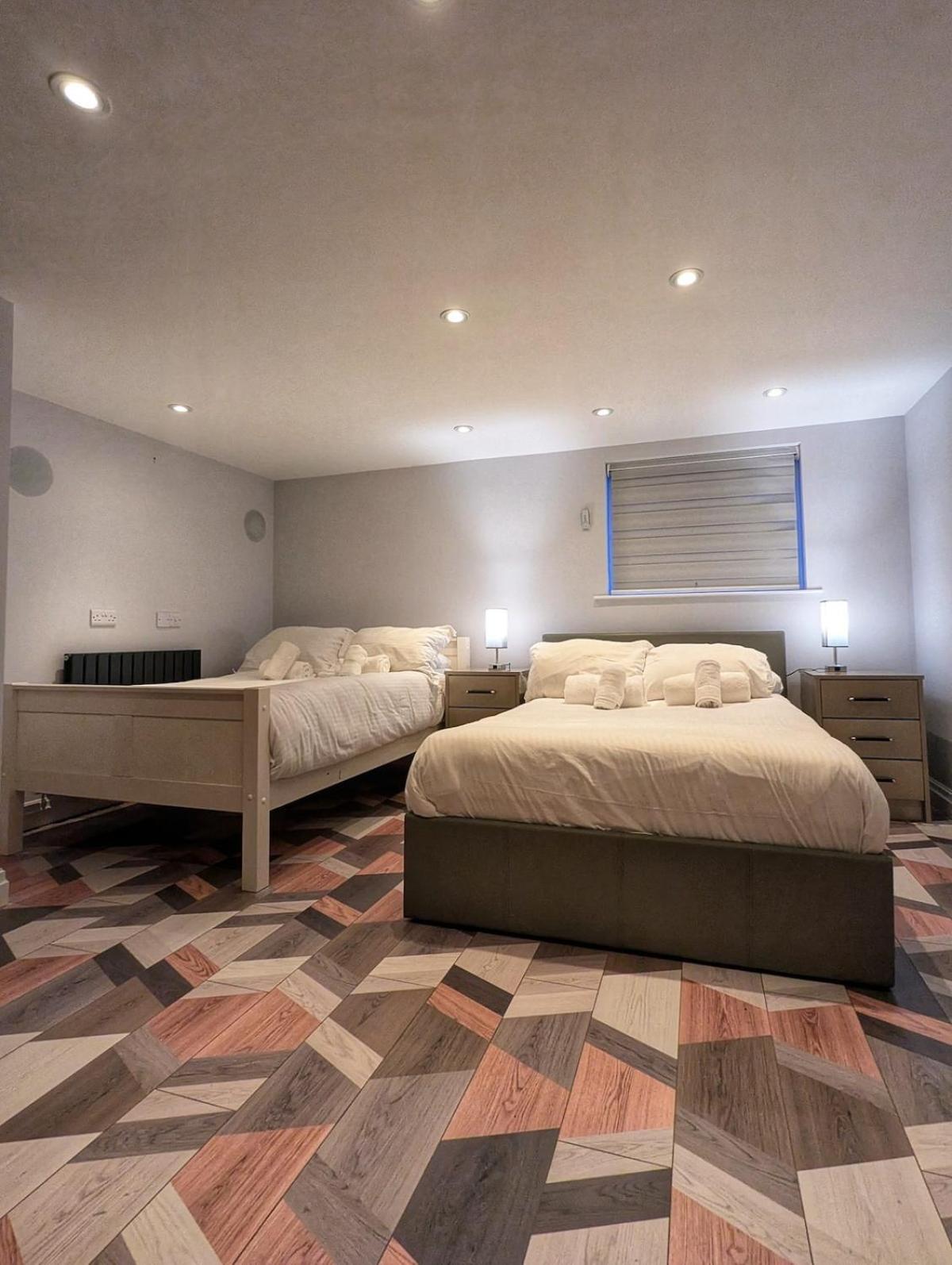 Beautiful 5 Bedroom Home Sleeps 12 People In Manchester Bagian luar foto